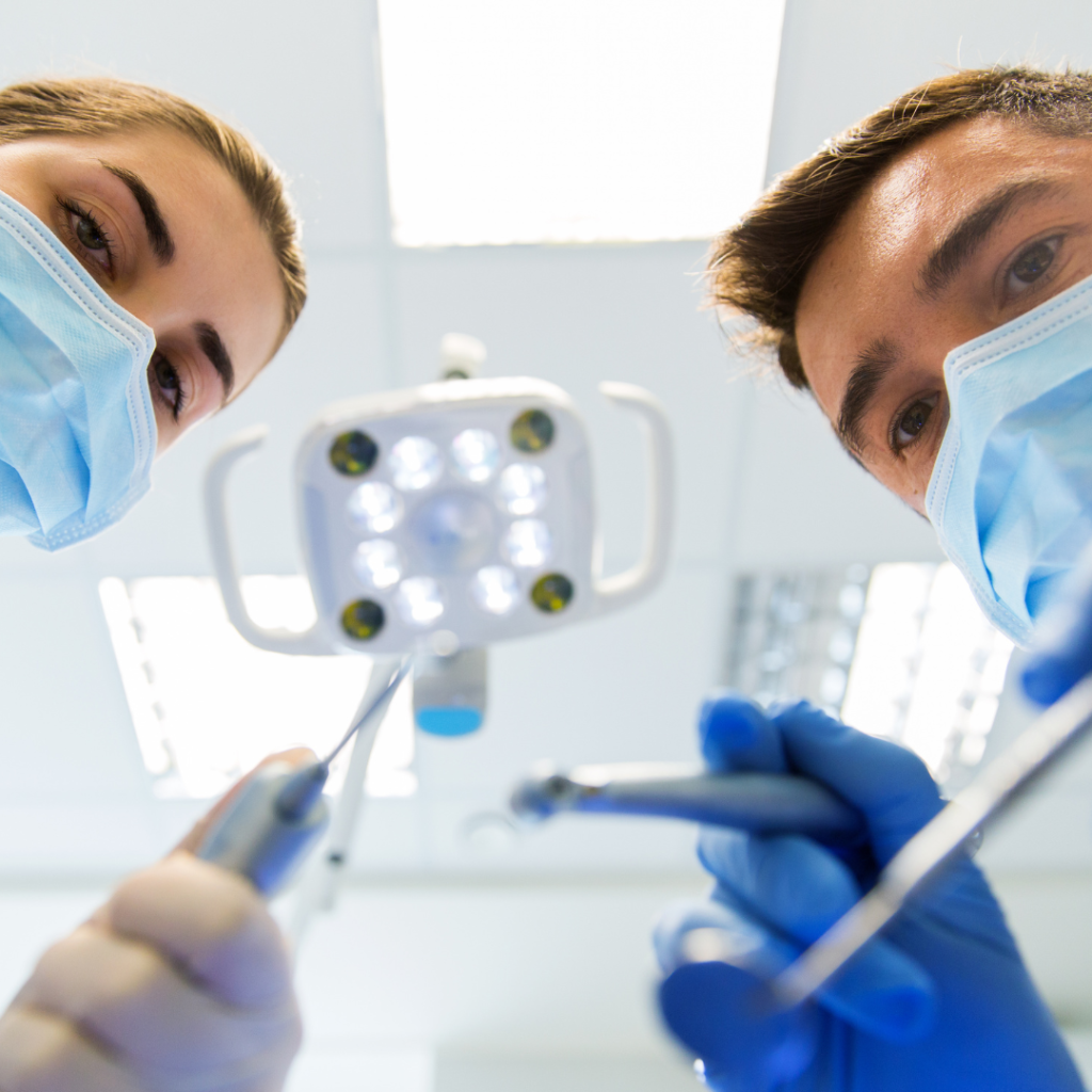 Travailler en Centre de Santé ou dans un Cabinet Dentaire Libéral : Avantages et Inconvénients